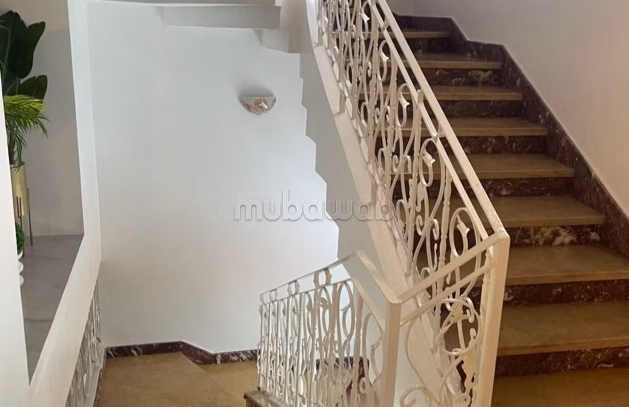 فيلا للبيع مع مشروع حضانة في حي سكني مساحتها 357م²