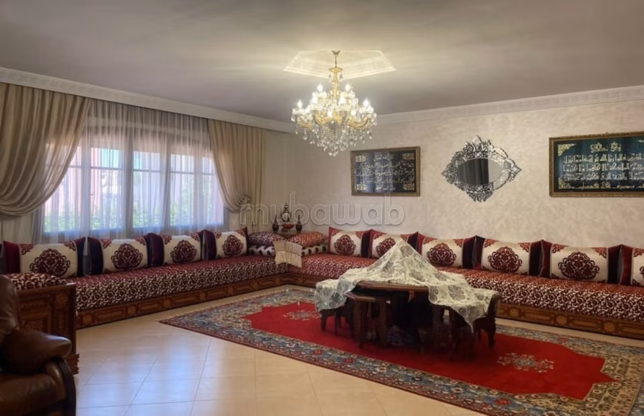 فيلا للبيع مع مشروع حضانة في حي سكني مساحتها 357م²