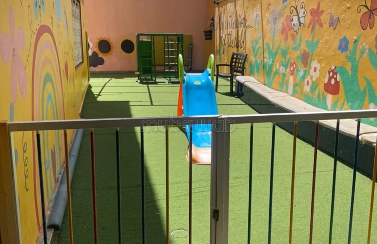فيلا للبيع مع مشروع حضانة في حي سكني مساحتها 357م²