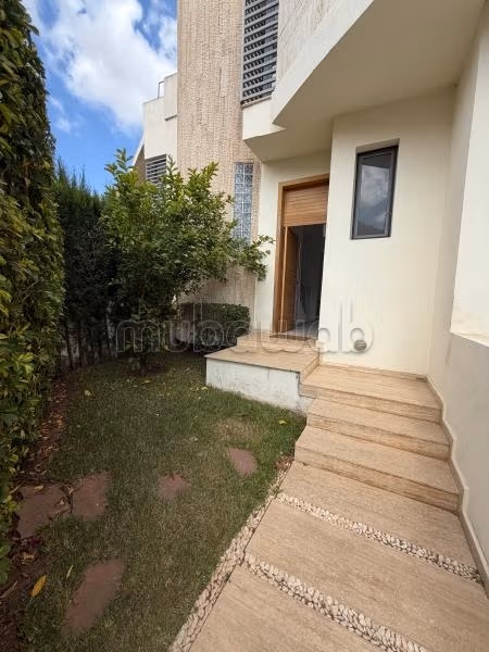 Superbe villa à louer à Dar Bouazza. 
Surface de 250 m². 
Piscine et service de Conciergerie