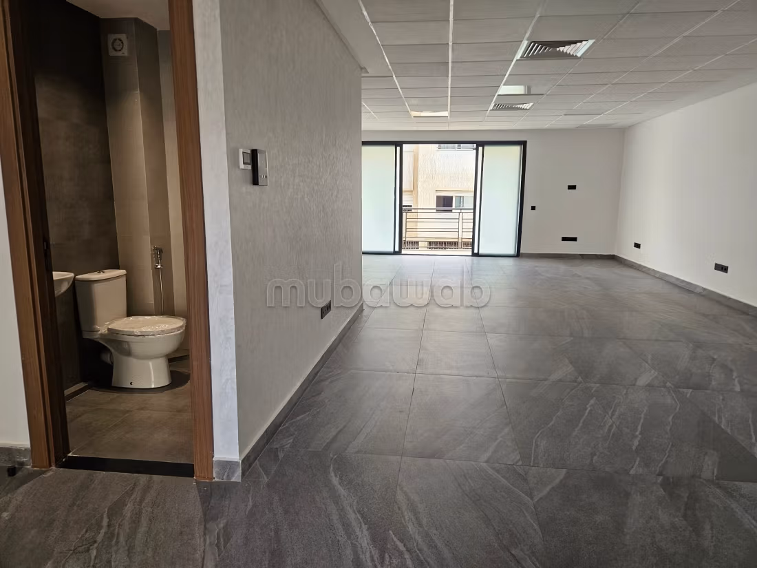 Ufficio da affittare a Victoria. Superficie totale 86 m². Terrazzo e ascensore