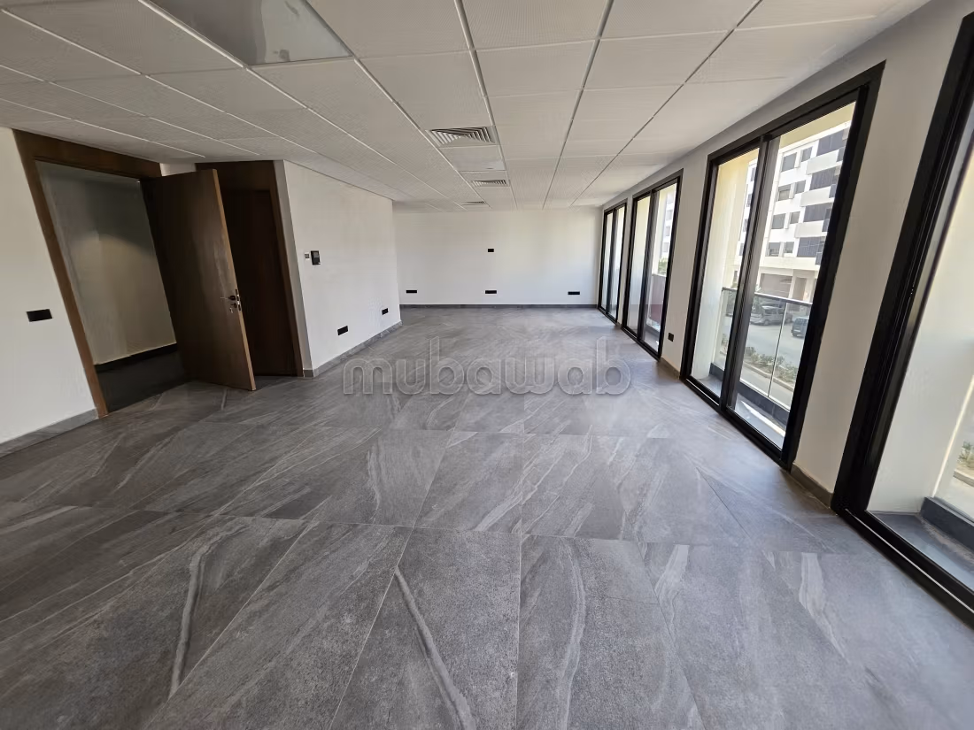 Ufficio da affittare a Victoria. Superficie totale 86 m². Terrazzo e ascensore