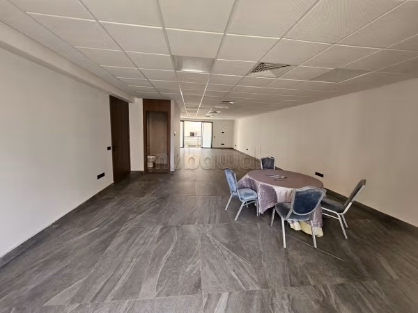 Ufficio da affittare a Victoria. Superficie totale 86 m². Terrazzo e ascensore