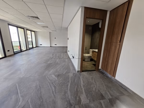 Appartement en location à Victoria. 
1 chambre. 
Service de concierge et climatisation