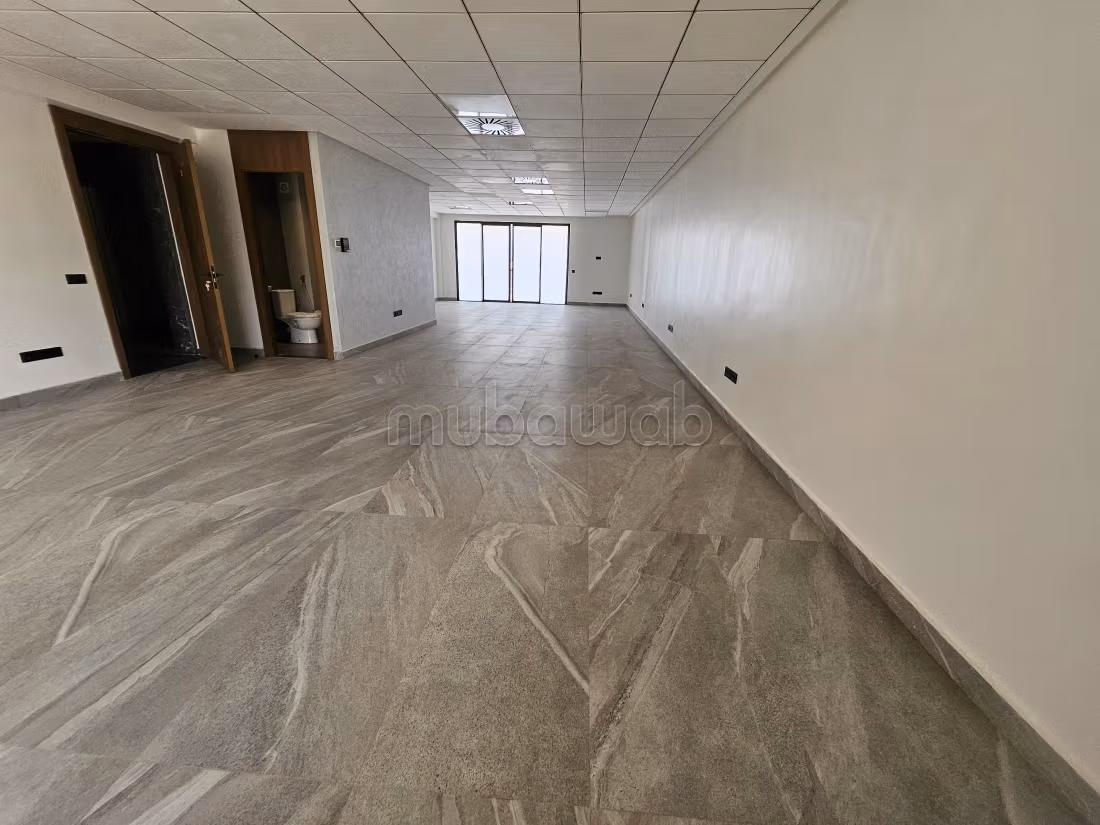 Bureaux en location à Victoria. 
Superficie 86 m². 
Résidence sécurisée