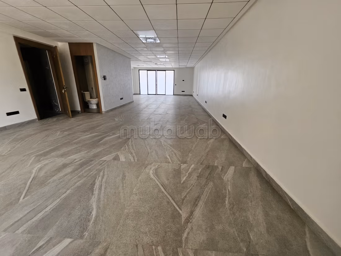 Bureaux en location à Victoria. 
Superficie 86 m². 
Résidence sécurisée