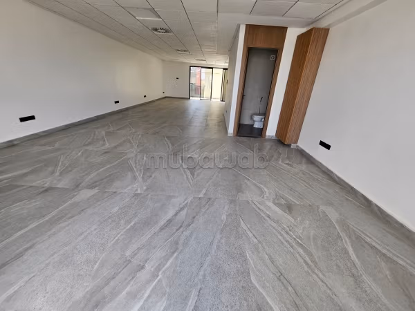 Bureaux en location à Victoria. 
Superficie 86 m². 
Résidence sécurisée