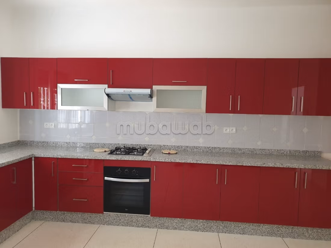 Villa de luxe à louer à Agdal. 
Surface de 550 m². 
Porte blindée et système de double vitrage