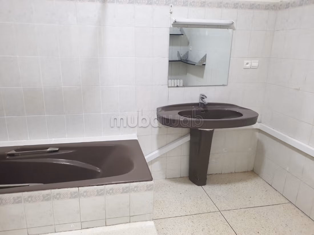 Villa de luxe à louer à Agdal. 
Surface de 550 m². 
Porte blindée et système de double vitrage