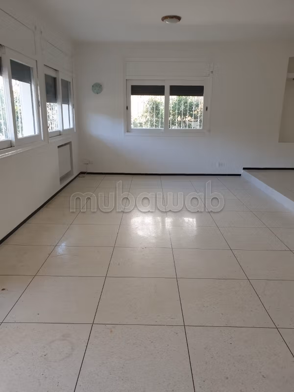 Villa de luxe à louer à Agdal. 
Surface de 550 m². 
Porte blindée et système de double vitrage