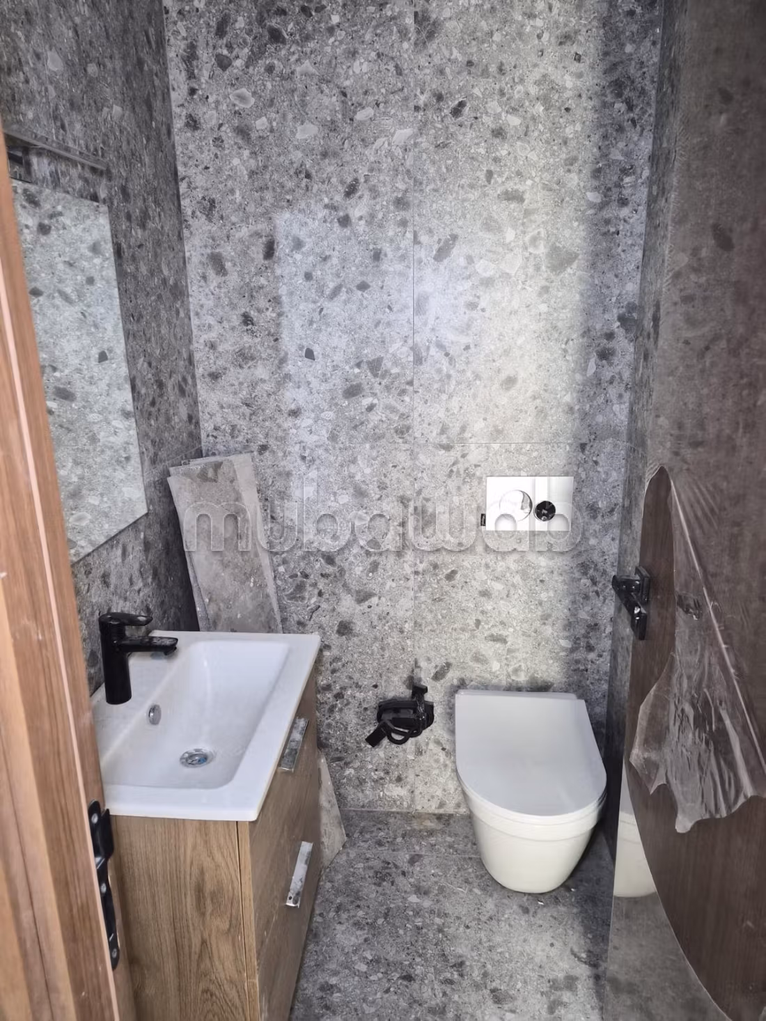 Se alquila este piso en Les Hôpitaux. Dimensión 78 m². Sin ascensor, gran terraza