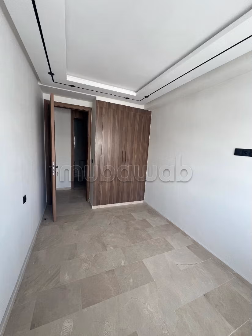 Location d'un appartement à Roch noire.
Surface de 79 m².
Salon traditionnel, antenne parabolique générale — 2