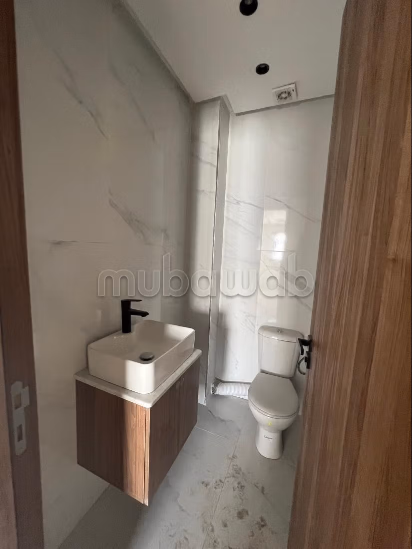 Location d'un appartement à Roch noire.
Surface de 79 m².
Salon traditionnel, antenne parabolique générale — 6