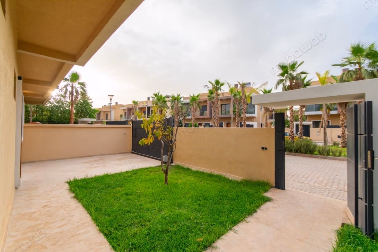 In vendita progetto villa nuova finita di 4 camere da letto e anche tipo 3 suite e 3 bagni con piscina privata a 10 minuti dall'aeroporto e 20 minuti dal centro di Marrakech