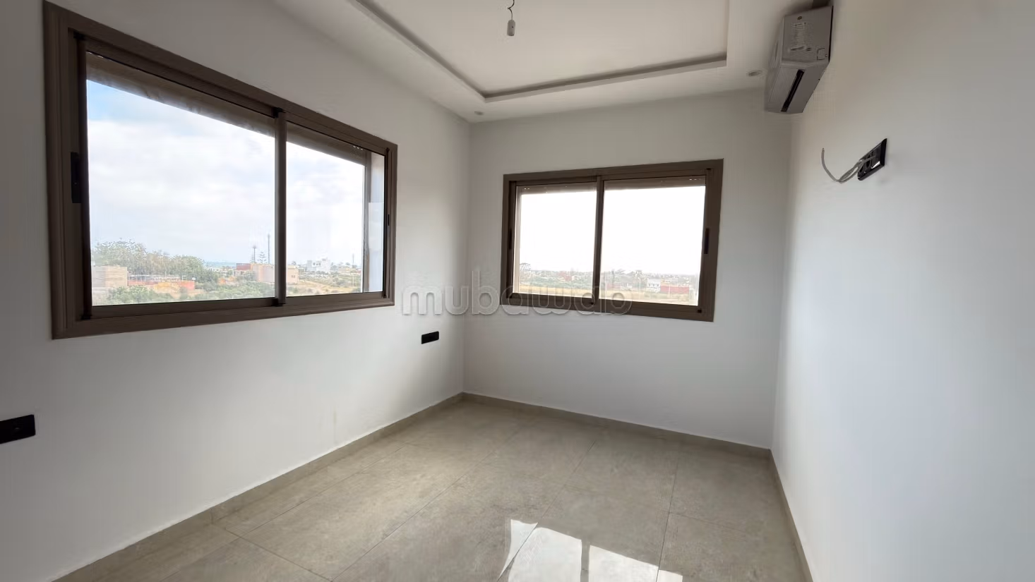 Vend appartement à Dar Bouazza. 
3 chambres agréables. 
Micro ondes