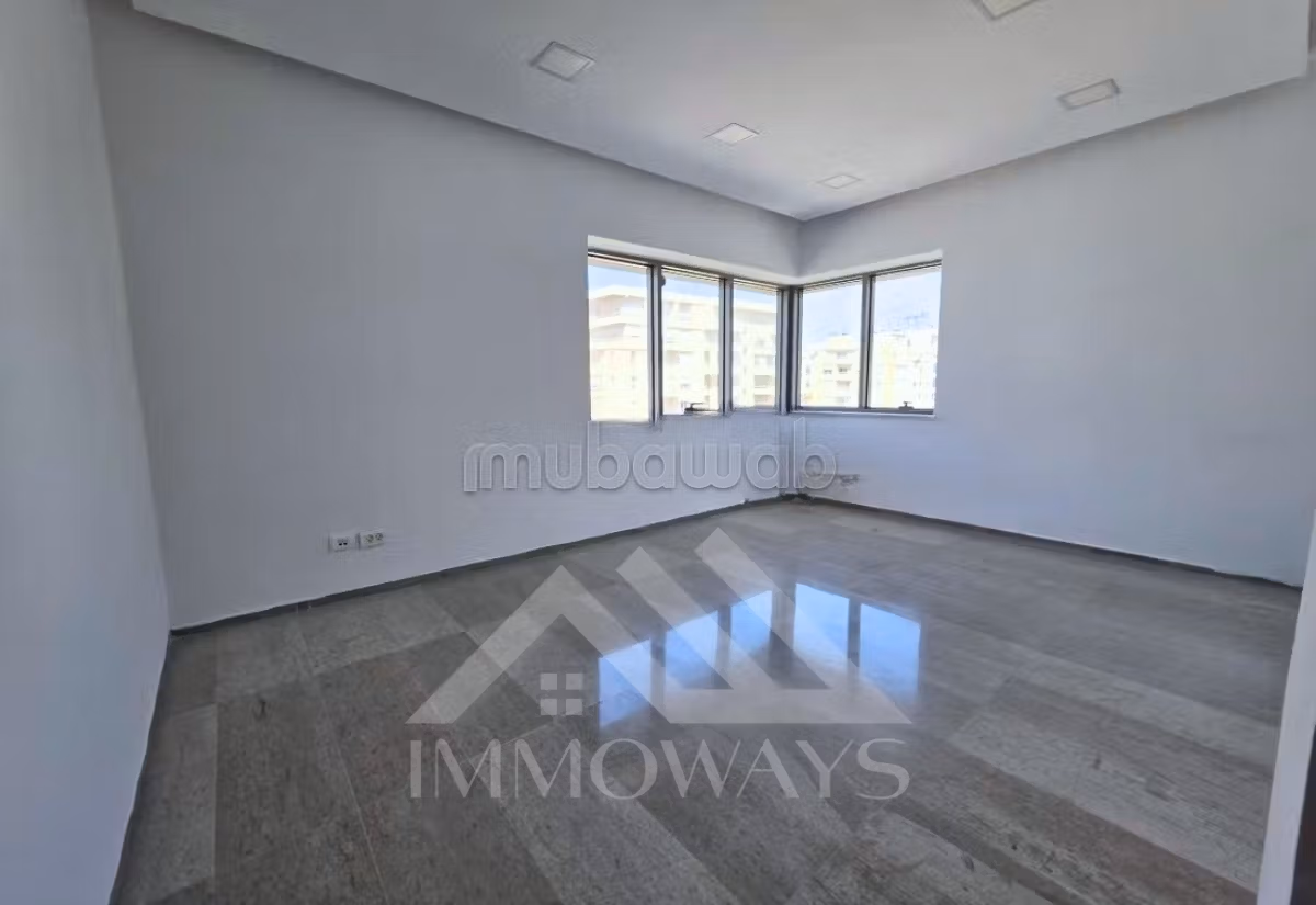 Ufficio 146m² in affitto a Berges du Lac 2