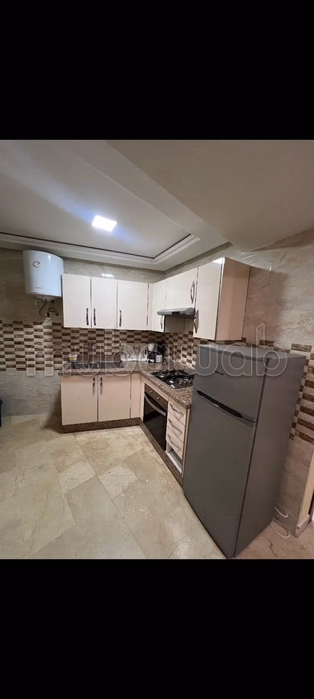 Appartement en location à Chaala. 
2 chambres. 
Porte blindée et parabole — 3