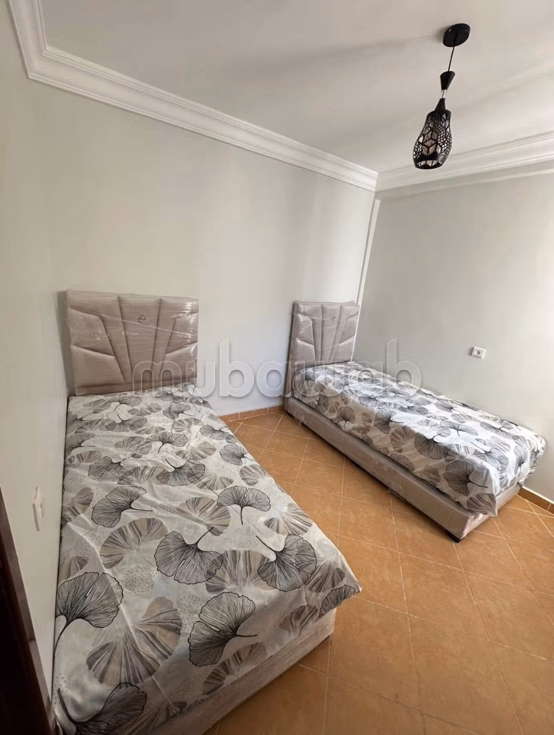 Appartement en location à Chaala. 
2 chambres. 
Porte blindée et parabole — 6