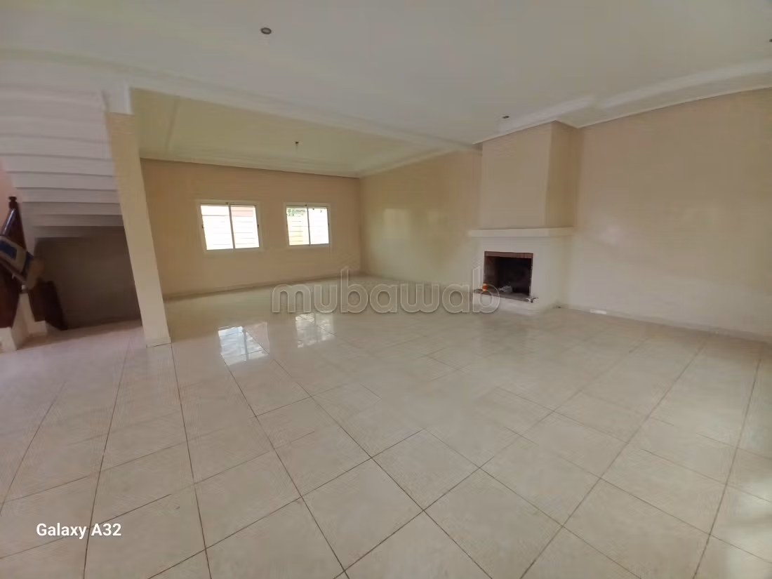 Se vende villa de lujo. 3 dormitorios. Terraza y jardin