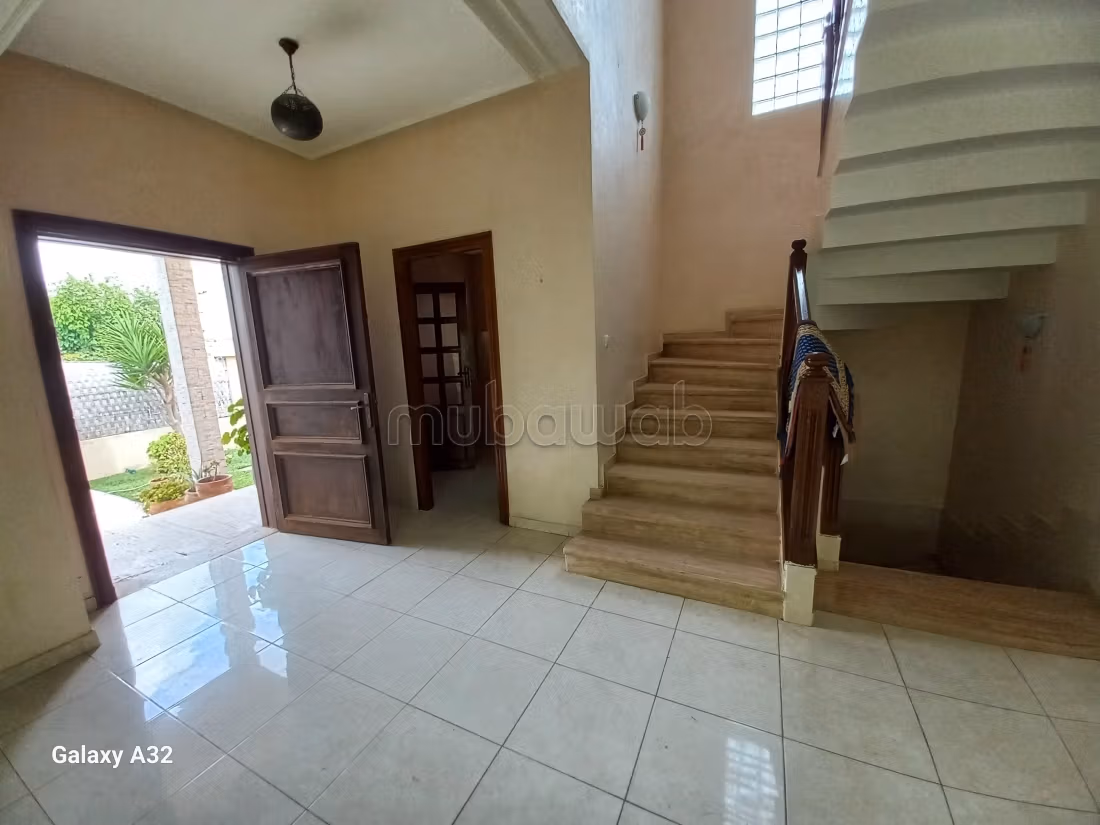 Se vende villa de lujo. 3 dormitorios. Terraza y jardin