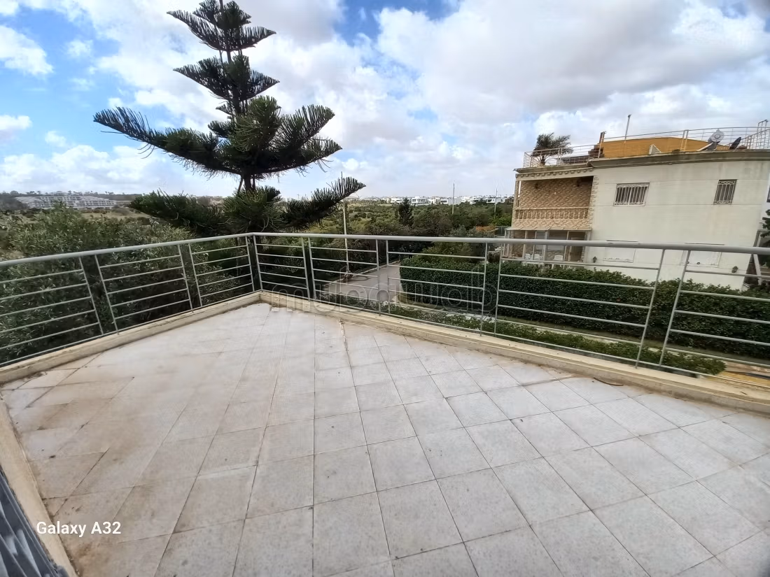 Se vende villa de lujo. 3 dormitorios. Terraza y jardin