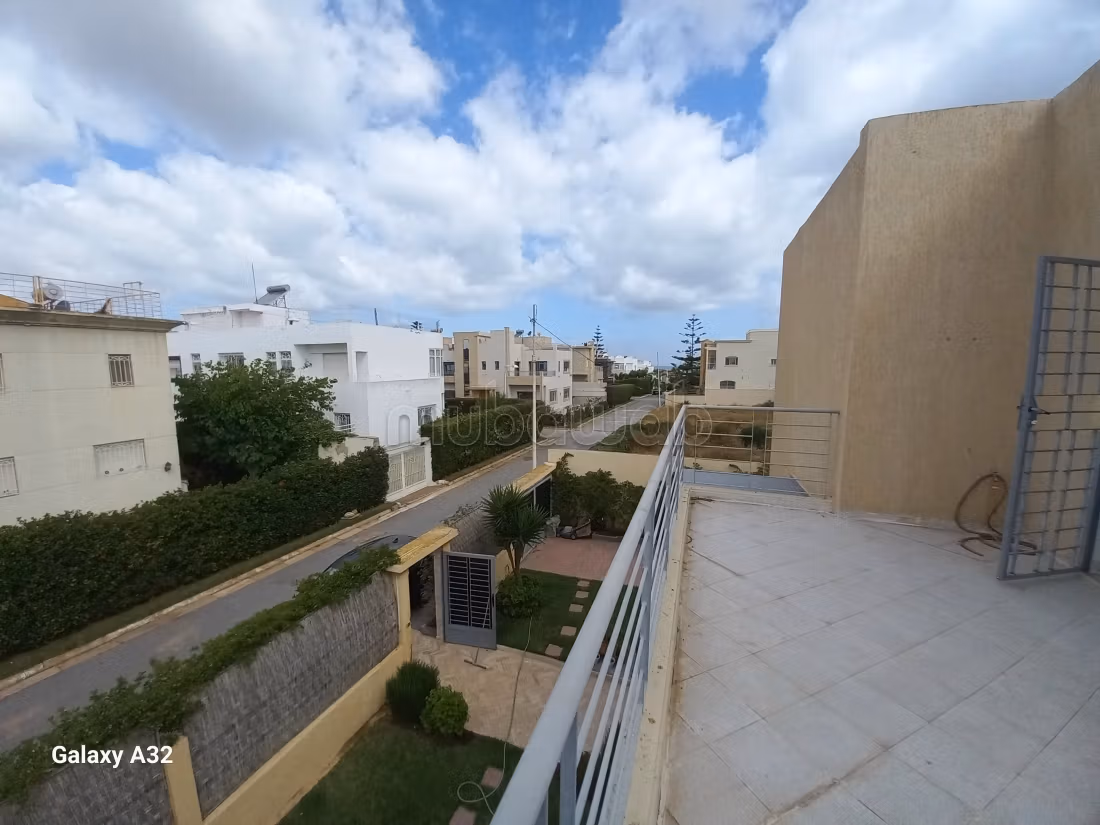 Se vende villa de lujo. 3 dormitorios. Terraza y jardin