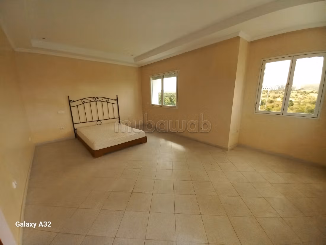 Se vende villa de lujo. 3 dormitorios. Terraza y jardin