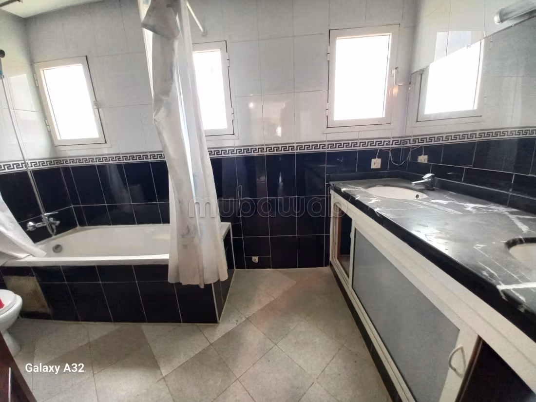 Se vende villa de lujo. 3 dormitorios. Terraza y jardin