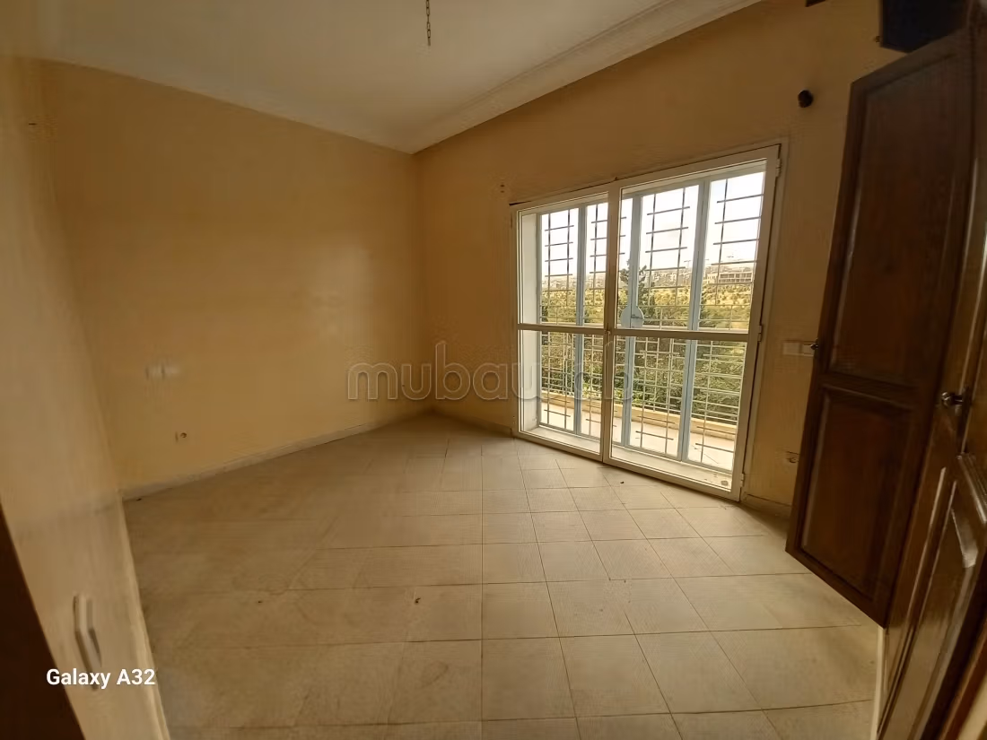 Se vende villa de lujo. 3 dormitorios. Terraza y jardin
