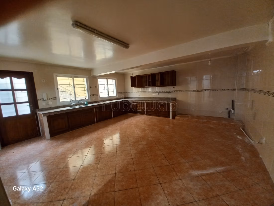 Se vende villa de lujo. 3 dormitorios. Terraza y jardin