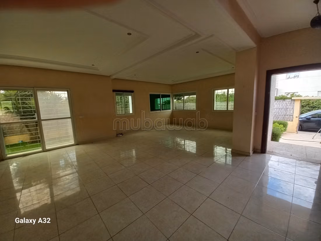 Se vende villa de lujo. 3 dormitorios. Terraza y jardin