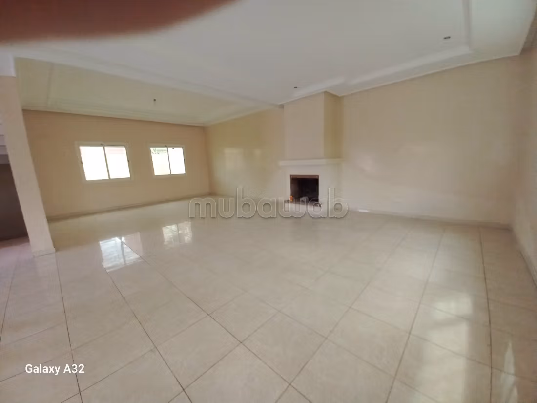Se vende villa de lujo. 3 dormitorios. Terraza y jardin