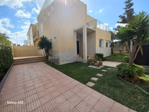 Splendid villa for sale. 5 comfortable rooms. Terrace and garden