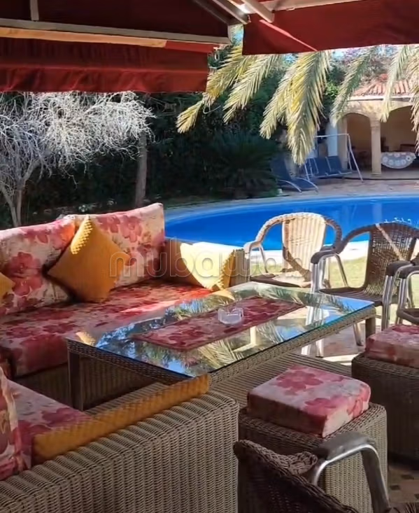 Villa de luxe à vendre à Souissi. 
7 pièces confortables. 
Terrasse et jardin