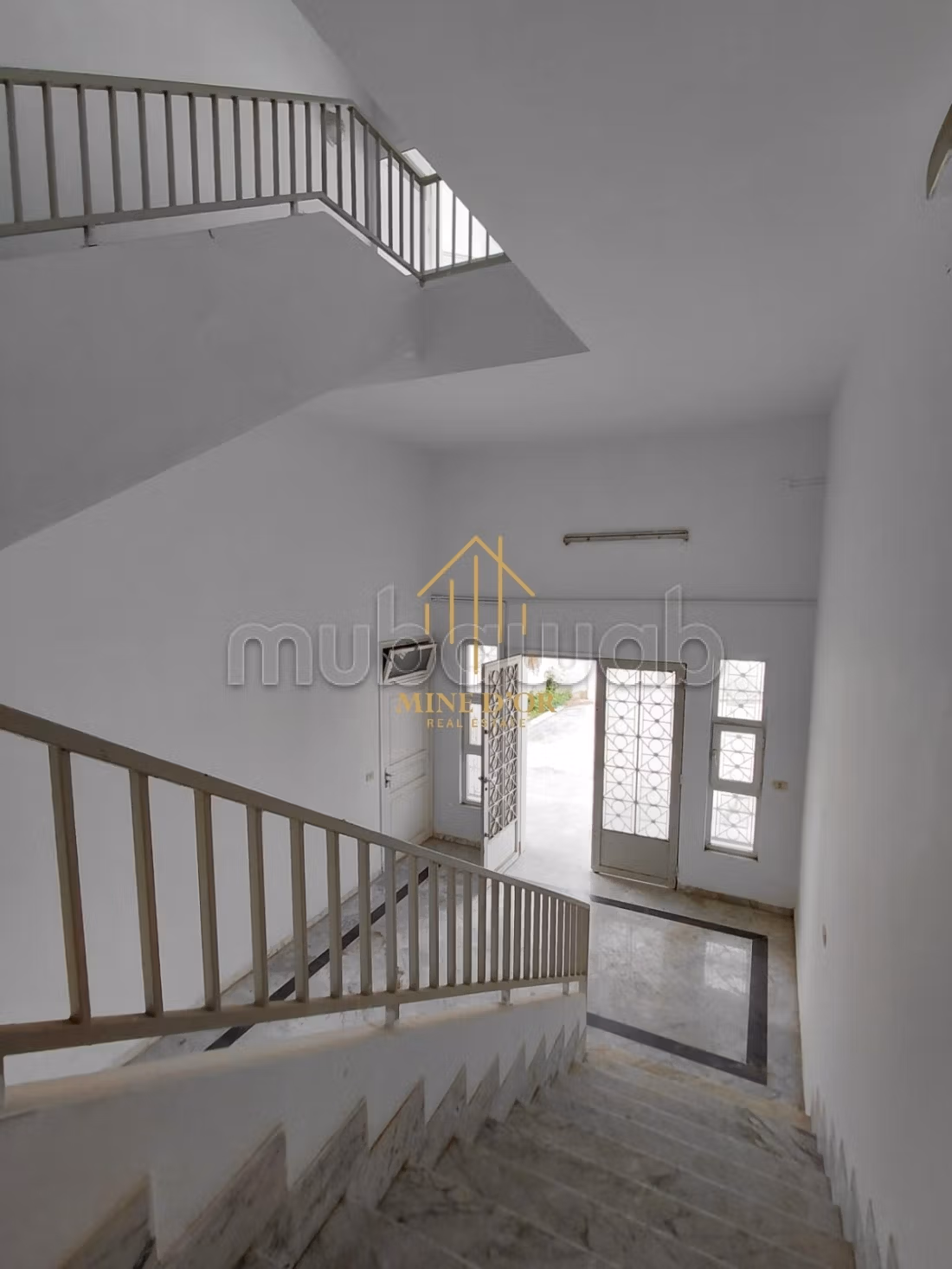 Comodo ufficio in affitto a Borj Louzir. Superficie 650 m². Doppi vetri e riscaldamento