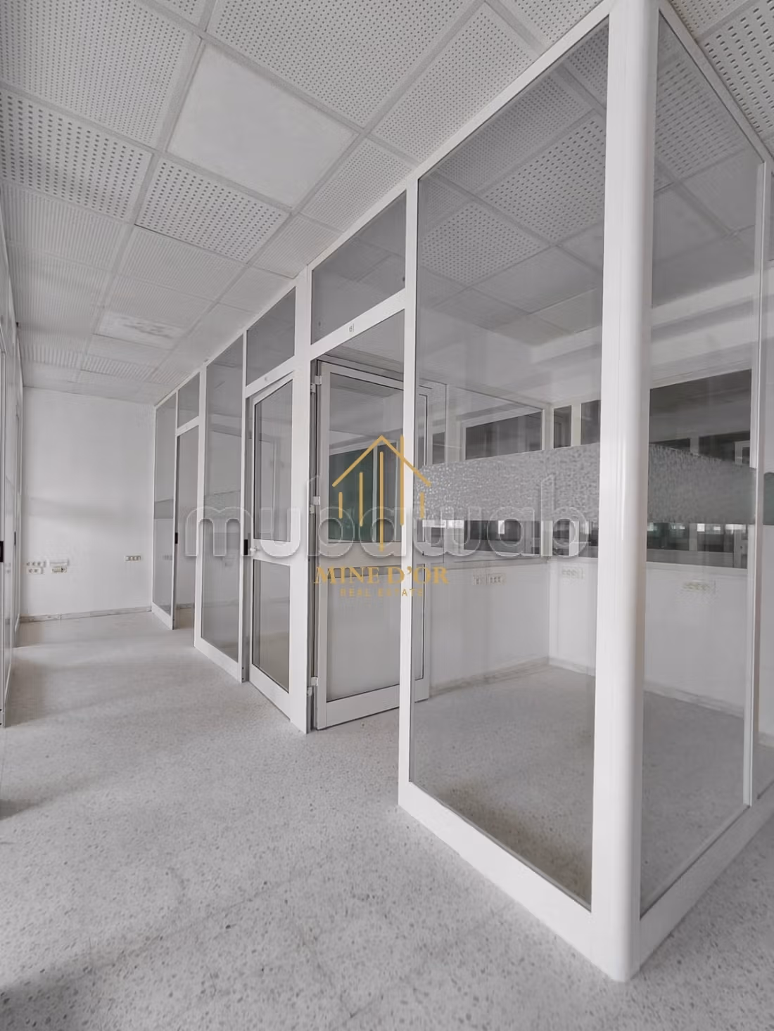 Comodo ufficio in affitto a Borj Louzir. Superficie 650 m². Doppi vetri e riscaldamento