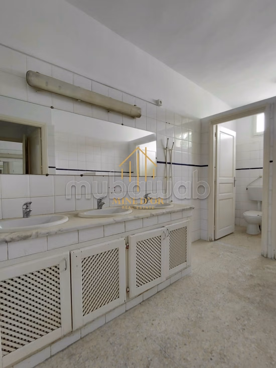 Comodo ufficio in affitto a Borj Louzir. Superficie 650 m². Doppi vetri e riscaldamento
