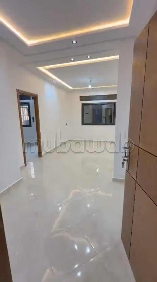 Bel appartement en location à Ahlane. 1 Pièce. Système de parabole et résidence sécurisée