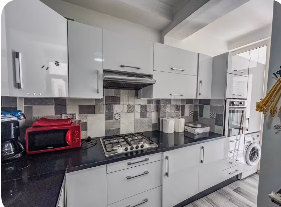 Louez cet appartement à Maârif Extension. 
Surface de 82 m². 
Meublé — 3