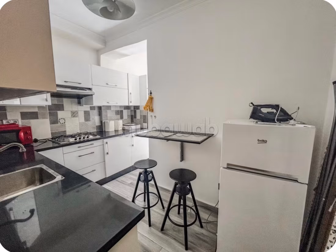 Louez cet appartement à Maârif Extension. 
Surface de 82 m². 
Meublé — 4