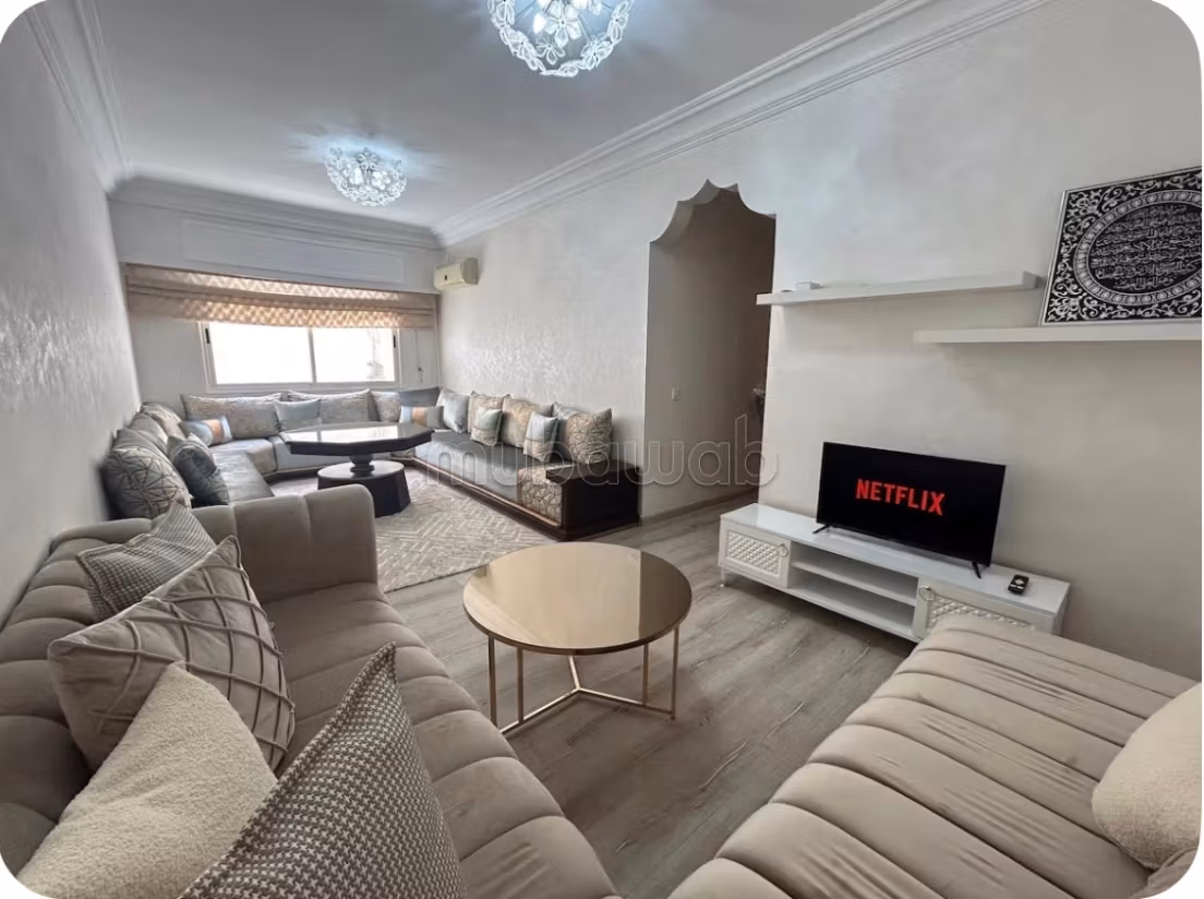 Louez cet appartement à Maârif Extension. 
Surface de 82 m². 
Meublé — 5