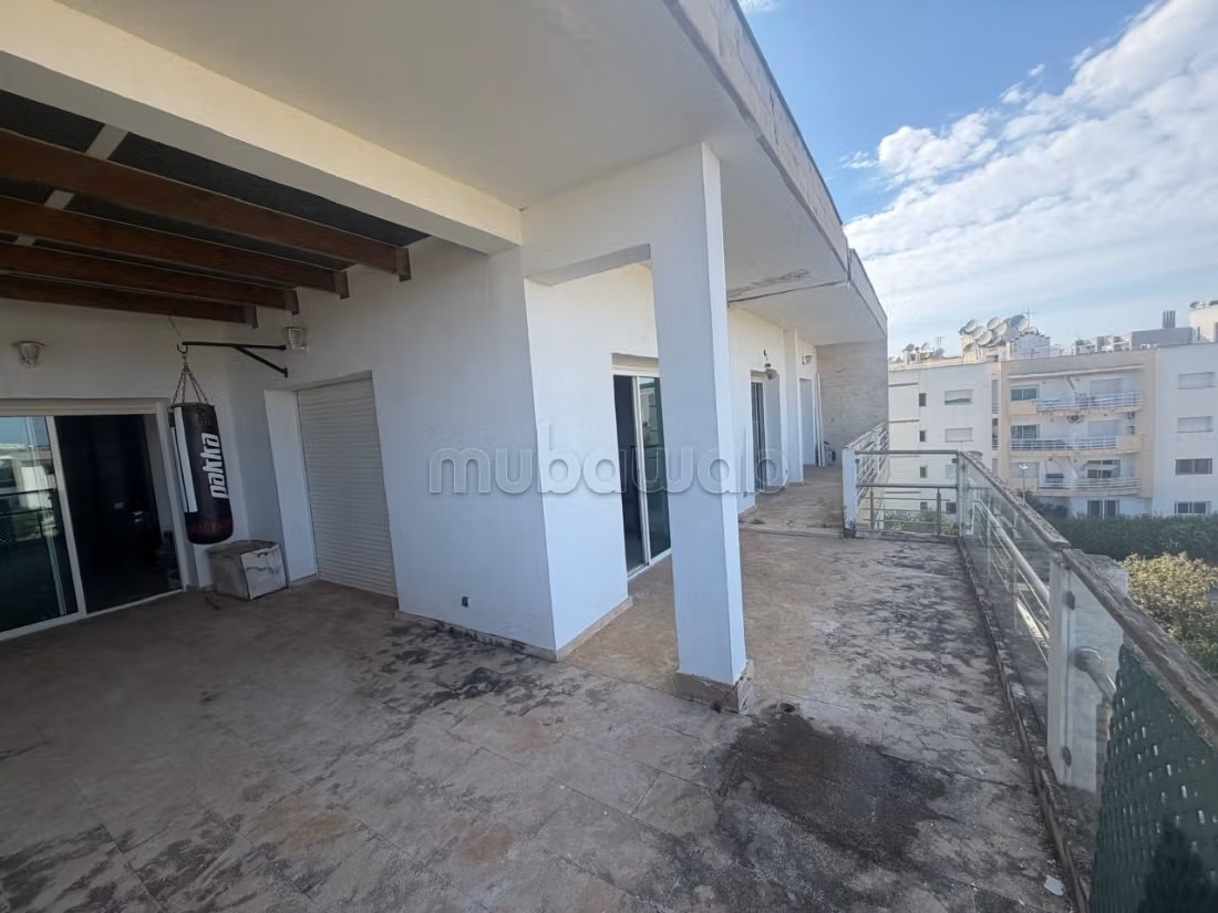 Vend appartement à Riyad. Surface totale 326 m². Salon Marocain et antenne parabolique