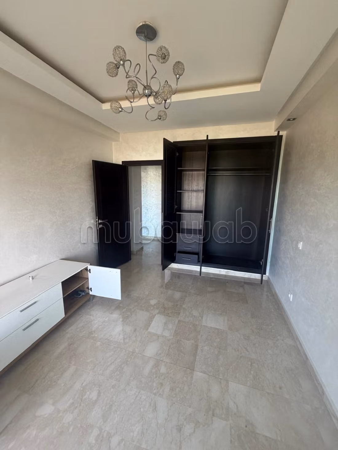 Vend appartement à Riyad. Surface totale 326 m². Salon Marocain et antenne parabolique