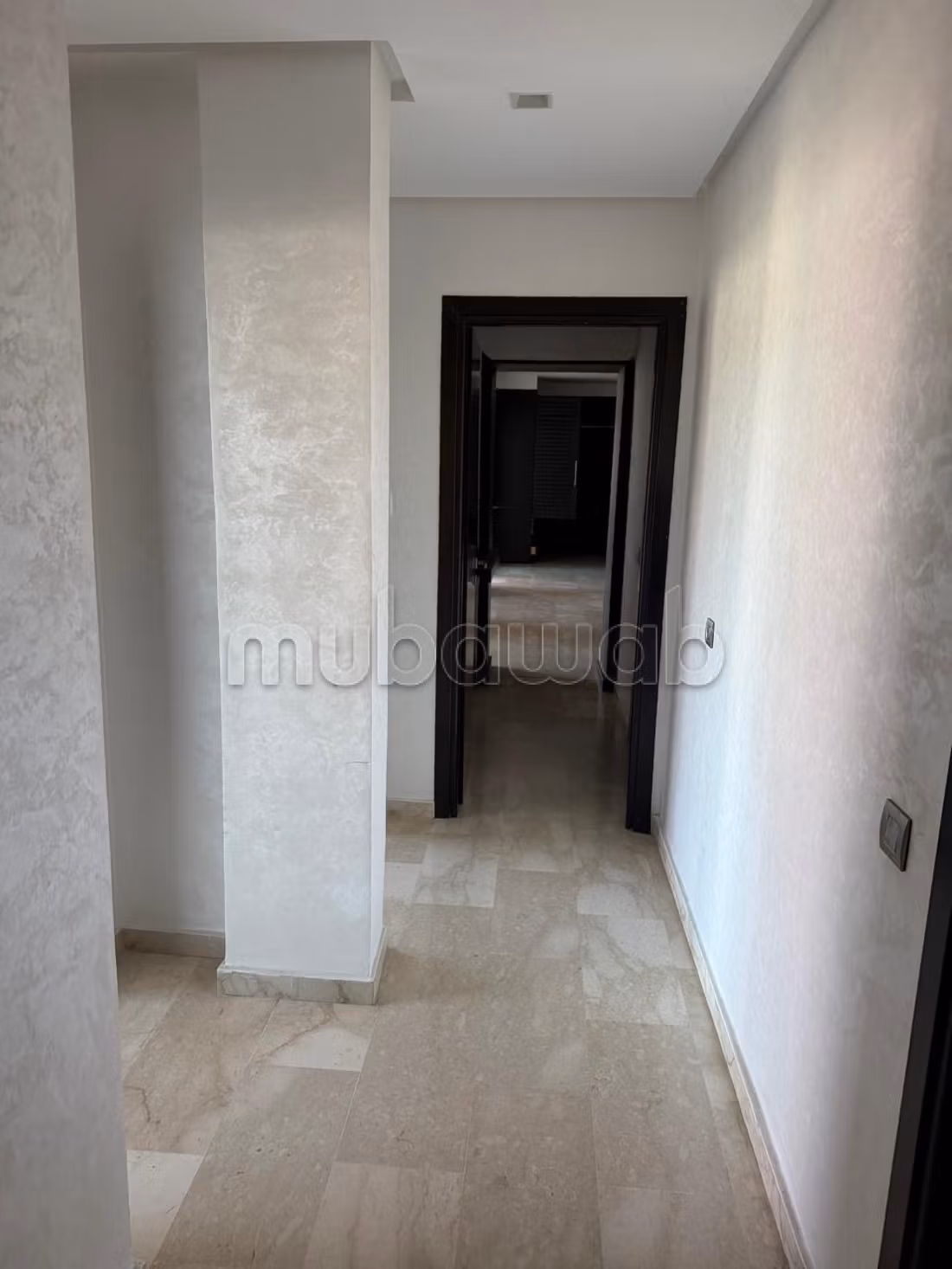 Vend appartement à Riyad. Surface totale 326 m². Salon Marocain et antenne parabolique