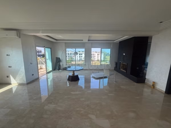 Vend appartement à Riyad. 
Surface totale 326 m². 
Salon Marocain et antenne parabolique