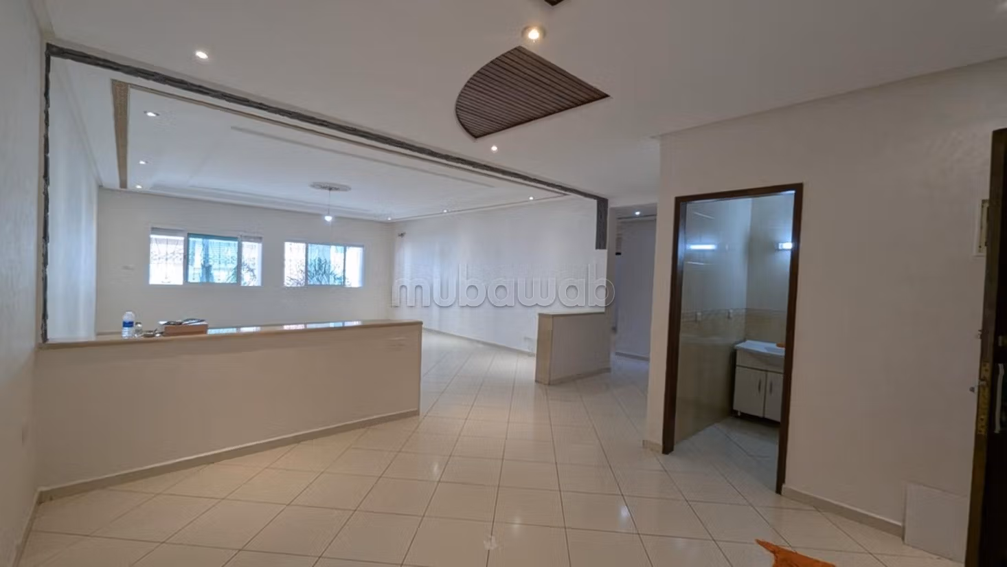 Superbe appartement à vendre en Centre. 
9 pièces confortables. 
Système de parabole et salon marocain