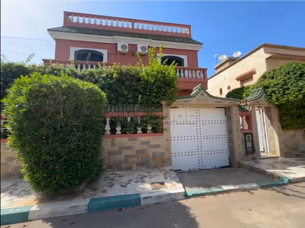 Villa d’angle avec 3 façades à Ben Yakhlef