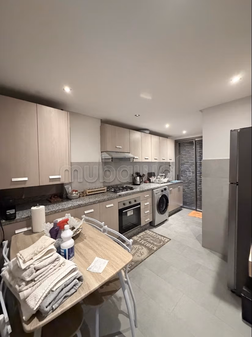 Vend appartement à Belvédère. 
3 belles chambres. 
Porte blindée, sécurité — 2