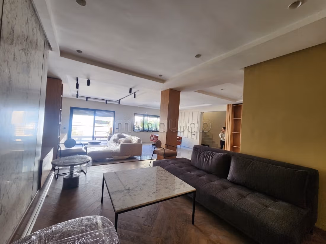 Rare Triplex plein Triangle d'or moderne ROOFTOP