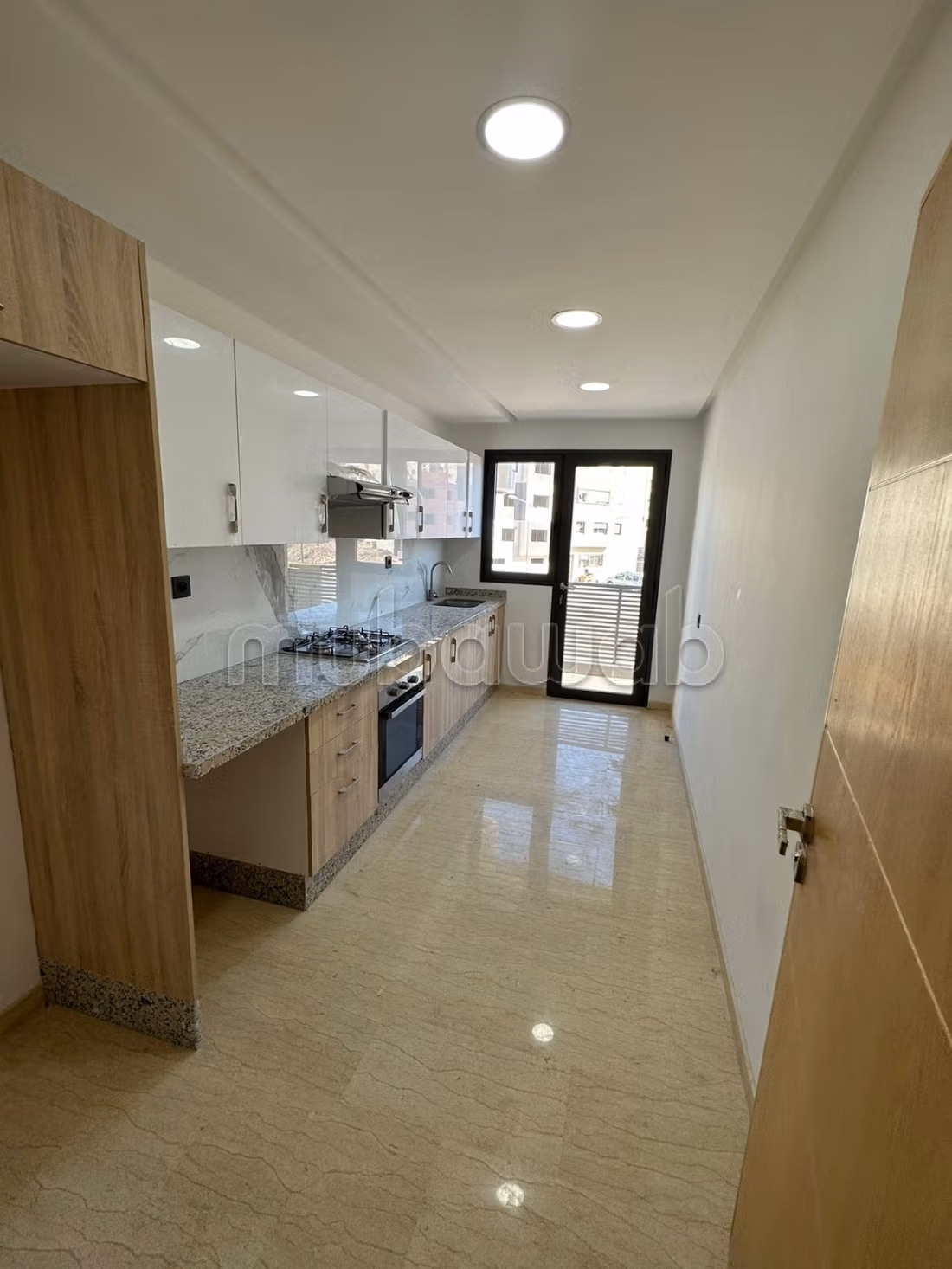 Vente d'un bel appartement à Victoria. 
Surface de 101 m². 
Résidence avec concierge